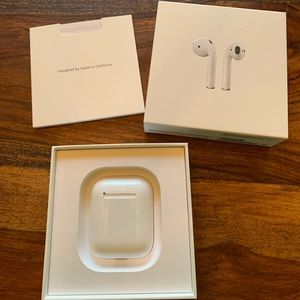 Apple AirPods with wireless charging case